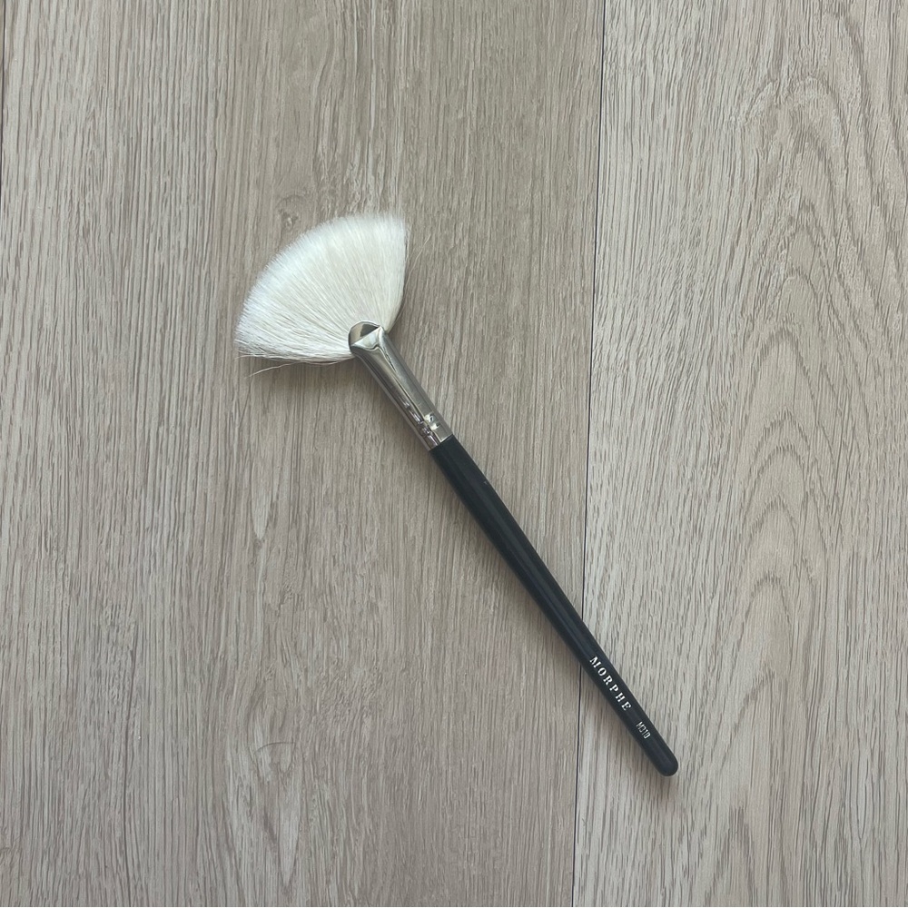 Morphe M310 Large Soft Fan Highlighter Brush Extra-Wide Makeup Brush